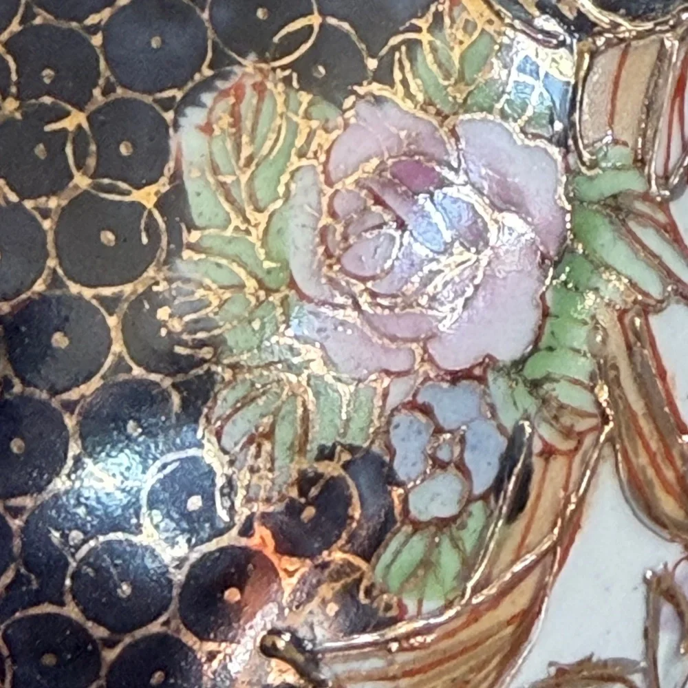 Beautiful decorative Chinese cloisonné-style porcelain vase. G23